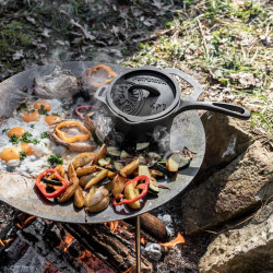 Casserole en Fonte avec Couvercle kr1 en cuisson sur plaque de cuisson  petromax avec légumes