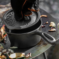 Casserole en Fonte avec Couvercle kr1 avec couvercle entre ouvert et gants apparent