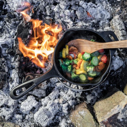 Casserole en Fonte avec Couvercle kr1 avec petits légumes en cuisson sur la braise