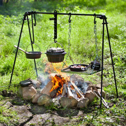 Pont de chauffe FRK1 PETROMAX en cuisson dans une forêt avec marmite suspendu