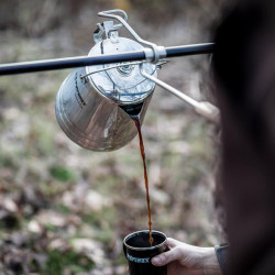 Aide verseur pour Percolateurs Perkomax LE14 / LE28 PETROMAX avec café qui coule dans une tasse
