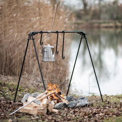Aide verseur pour Percolateurs Perkomax LE14 / LE28 PETROMAX avec pont de chauffe et un feu de bois au bord d'un lac