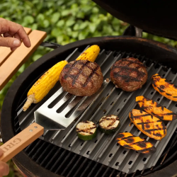 Grill Grate BGE Large 34.92cm 3Pcesavec de la viande dessus