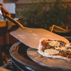 Pelle à pizza Yakiniku en action