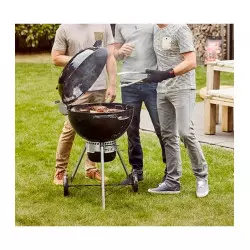 Convives autour d'un Barbecue Charbon WEBER