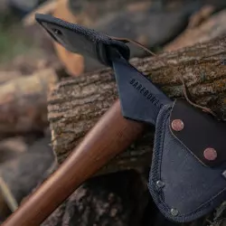 Hache "Outils Pulasky" US RANGER 1911 dans son Étui sur une bûche - BAREBONES