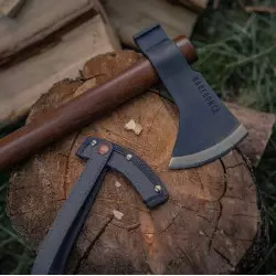 Hachette - Tomahawk posée sur une bûche avec Étui - BAREBONES