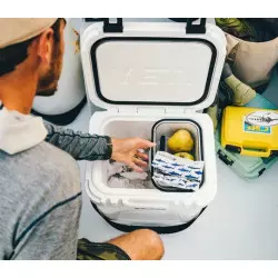 Glacière Roadie 24 Navy ouverte avec panier - YETI