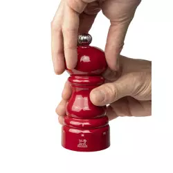 Moulin à Poivre Paris 12 cm Rouge Passion en mains